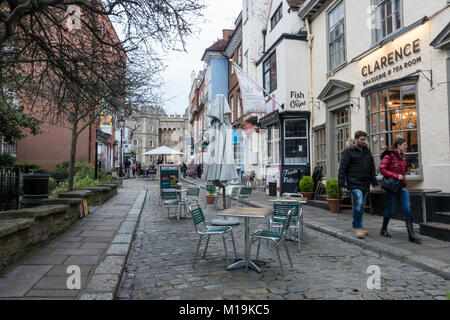 Una vista verso il basso Church Street in Windsor. Il Castello di Windsor e può essere visto in background. Foto Stock