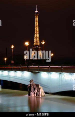 Parigi. 28 gen, 2018. Una statua di Alma ponte sopra il fiume Senna è visto sommerso a Parigi in Francia a gennaio 28, 2018. Il fiume Senna, che corre attraverso Parigi, mantenuta in salita sulla domenica e aveva portato alla evacuazione di circa millecinquecento persone nella regione Ile-de-France compresa la capitale francese e le zone circostanti, secondo la polizia di Parigi. Credito: Chen Yichen/Xinhua/Alamy Live News Foto Stock