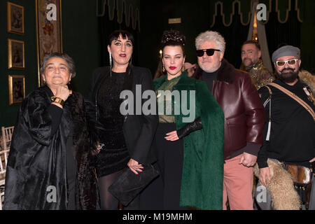 Il regista Pedro Almodovar con l'attrice Debi Mazar e Rossy de Palma e designer Elena Benarroch nella fila anteriore di raccolta PalomoSpain pista durante la Pasarela Cibeles - Mercedes-Benz della Settimana della Moda Madrid 2018, a Madrid, domenica 28 gennaio, 2018 Credit: Gtres Información más Comuniación on line, S.L./Alamy Live News Foto Stock