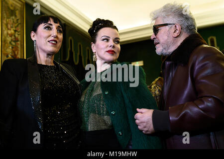 Il regista Pedro Almodovar con l'attrice Debi Mazar e Rossy de Palma nella fila anteriore di raccolta PalomoSpain pista durante la Pasarela Cibeles - Mercedes-Benz della Settimana della Moda Madrid 2018, a Madrid, domenica 28 gennaio, 2018 Credit: Gtres Información más Comuniación on line, S.L./Alamy Live News Foto Stock