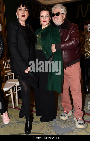 Il regista Pedro Almodovar con l'attrice Debi Mazar e Rossy de Palma nella fila anteriore di raccolta PalomoSpain pista durante la Pasarela Cibeles - Mercedes-Benz della Settimana della Moda Madrid 2018, a Madrid, domenica 28 gennaio, 2018 Credit: Gtres Información más Comuniación on line, S.L./Alamy Live News Foto Stock