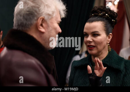 Il regista Pedro Almodovar con l'attrice Debi Mazar nella fila anteriore di raccolta PalomoSpain pista durante la Pasarela Cibeles - Mercedes-Benz della Settimana della Moda Madrid 2018, a Madrid, domenica 28 gennaio, 2018 Credit: Gtres Información más Comuniación on line, S.L./Alamy Live News Foto Stock