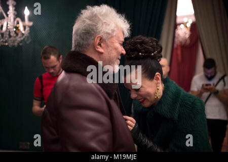 Il regista Pedro Almodovar con l'attrice Debi Mazar nella fila anteriore di raccolta PalomoSpain pista durante la Pasarela Cibeles - Mercedes-Benz della Settimana della Moda Madrid 2018, a Madrid, domenica 28 gennaio, 2018 Credit: Gtres Información más Comuniación on line, S.L./Alamy Live News Foto Stock