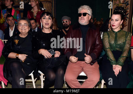 Il regista Pedro Almodovar con l'attrice Debi Mazar e Rossy de Palma e designer Elena Benarroch nella fila anteriore di raccolta PalomoSpain pista durante la Pasarela Cibeles - Mercedes-Benz della Settimana della Moda Madrid 2018, a Madrid, domenica 28 gennaio, 2018 Credit: Gtres Información más Comuniación on line, S.L./Alamy Live News Foto Stock