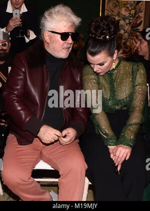 Il regista Pedro Almodovar con l'attrice Debi Mazar e Rossy de Palma e designer Elena Benarroch nella fila anteriore di raccolta PalomoSpain pista durante la Pasarela Cibeles - Mercedes-Benz della Settimana della Moda Madrid 2018, a Madrid, domenica 28 gennaio, 2018 Credit: Gtres Información más Comuniación on line, S.L./Alamy Live News Foto Stock