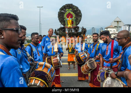 KUALA LUMPUR, Malesia - 28 gennaio: un Indù devoto danze durante il suo pellegrinaggio alle Grotte Batu tempio a Kuala Lumpur il 28 gennaio 2018. Indù malese per partecipare all'annuale indù festa di ringraziamento in cui i devoti si assoggettano a dolorose rituali in una dimostrazione di fede e di penitenza in onore del Signore Murugan indù in Malesia ha celebrato Thaipusam iniziare il Jan 28 fino a 31 di quest'anno. Credito: Samsul detto/AFLO/Alamy Live News Foto Stock