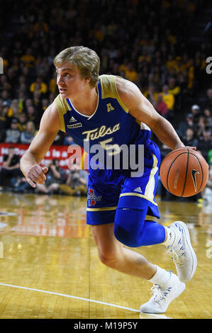 Wichita, Kansas, Stati Uniti d'America. 28 gen, 2018. Tulsa Golden uragano guard Lawson Korita (5) rigidi per il cestello durante il NCAA Pallacanestro tra il Tulsa Golden uragano e Wichita State Shockers a Charles Koch Arena di Wichita, Kansas. Kendall Shaw/CSM/Alamy Live News Foto Stock