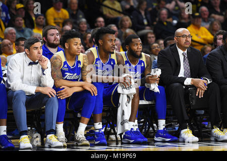 Wichita, Kansas, Stati Uniti d'America. 28 gen, 2018. Il Tulsa Golden uragano orologi da banco come il gioco scivola via da loro durante il NCAA Pallacanestro tra il Tulsa Golden uragano e Wichita State Shockers a Charles Koch Arena di Wichita, Kansas. Kendall Shaw/CSM/Alamy Live News Foto Stock