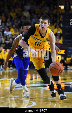 Wichita, Kansas, Stati Uniti d'America. 28 gen, 2018. Wichita State Shockers guardia Reaves Austin (12) rigidi per il cestello durante il NCAA Pallacanestro tra il Tulsa Golden uragano e Wichita State Shockers a Charles Koch Arena di Wichita, Kansas. Kendall Shaw/CSM/Alamy Live News Foto Stock