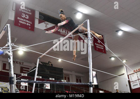 Philadelphia, Pennsylvania, USA. 28 gen, 2018. Tempio di gufi ginnasta ALEXA PHILLIP compete le barre irregolari durante i gufi prima casa ginnastica soddisfare di 2018 tenutasi a Philadelphia, PA. Tempio avrebbe vinto la competizione a squadre battendo Cornell, a sud-est del Missouri e Ithaca College. Credito: Ken Inness/ZUMA filo/Alamy Live News Foto Stock