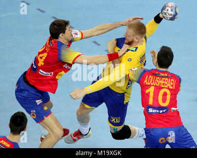 (180129) -- ZAGREB, Gennaio 29, 2018 (Xinhua) -- Jim Gottfridsson (C) della Svezia germogli durante il 2018 EHF uomini Campionato Europeo gold medal match tra la Spagna e la Svezia a Zagabria in Croazia, a gennaio 28, 2018. La Spagna ha sostenuto il titolo con sconfiggendo la Svezia con da 29-23 nel finale. (Xinhua/Igor Kralj) Foto Stock