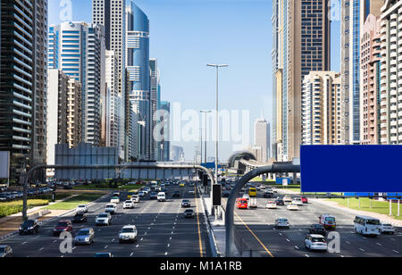 Il traffico e i moderni grattacieli su Sheikh Zayed Road a Dubai, Emirati arabi uniti Foto Stock