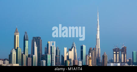 Foto del futuristico Centro di Dubai skyline al tramonto Foto Stock