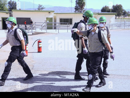 Più di 200 membri della California Cadet Corps da 16 scuole ha viaggiato per la California Istituto Militare (CMI) in Perris, California, Sabato per quest'anno accademico di stato, atletico, precisione di tiro, Community Emergency Response Team (CERT) la concorrenza. Attualmente in più di 50 elementari, scuole medie e superiori in tutto lo stato e comprendente 5.000 cadetti, il Cadet Corps sviluppa giovani con abilità di leadership e la disciplina che eseguire bene dal punto di vista accademico e servire le loro comunità. Qui il team CERT da CMI valuta la situazione dopo diverse persone di esperienza injur simulato Foto Stock