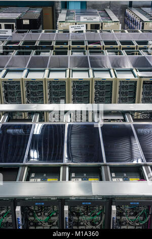 Ginevra, Svizzera - 26 GEN 2018: Server presso il data center dell'Organizzazione europea per la ricerca nucleare (CERN) a Ginevra, Svizzera. Foto Stock