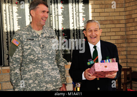 110724-Z-9533S-005 Mick servomeccanismi (a destra), un 3° Battaglione, Royal Australian Regiment (3RAR) veterano della Guerra di Corea, sorride dopo la California Army National Guard Il Mag. Gen. Scott Johnson, il comandante della 40a divisione di fanteria, gli dà di ceramica dal sindaco di Kapyong, Corea. Johnson ha spiegato il importante pareggio entrambe le unità hanno con Kapyong durante la sua visita al Memoriale Nazionale a piedi a Gallipoli in caserma Enoggera, Queensland, Australia, 24 luglio 2011. Johnson ha visitato il memoriale mentre in città per esercitare il talismano Sabre 2011. (Esercito Guardia Nazionale foto/Staff Sgt. Emily Foto Stock