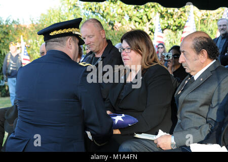 111203-Z-WM549-014 sulle sue ginocchia, il Mag. Gen. David S. Baldwin, sinistra, aiutante generale della protezione nazionale della California, presenta gli Stati Uniti bandiera di Cheryl Walsh nel tradizionale onore militare e omaggio al suo figlio, SPC. Sean Michael Walsh, morto nov. 16 in Afghanistan dal fuoco indiretto. Il 21-anno-vecchio California Esercito Nazionale Guardsman fu messo a riposo 3 dicembre a San Jose, California (Esercito Guardia Nazionale foto/SPC. Eddie Siguenza.) Foto Stock