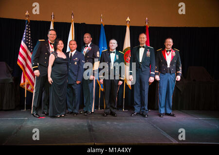 I soldati della Bravo Company, 1-126th Aviation Regiment, California Army National Guard, hanno partecipato a una cerimonia di mobilitazione a Stockton il 4 ottobre 2017, prima di essere dispiegati in Kuwait per supportare le missioni di aviazione in Medio Oriente. Foto Stock