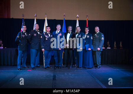 I soldati della Guardia Nazionale della California Army della Bravo Company, 1-126th Aviation Regiment, hanno partecipato a una cerimonia di mobilitazione a Stockton il 4 ottobre 2017, prima di dispiegarsi in Kuwait per una missione di un anno a supporto delle operazioni di aviazione in tutto il Medio Oriente. Foto Stock