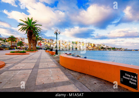 Il pictursque porto di Sitia, Creta, Grecia al tramonto. Sitia è una città tradizionale a est di Creta vicino alla spiaggia di palme, Vai. Foto Stock