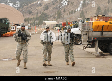 120214-Z-WM549-005 Da sinistra: Staff Sgt. Juan Polino, SPC. Joshua Huss e Cpl. Dameon Jackson di ritorno da una missione di ricognizione presso la Marine Corps Mountain Warfare Training Center in Pickel Prati, Calif. I soldati sono con l'1-160esimo battaglione di fanteria, 79a brigata di fanteria Team di combattimento, California Esercito Nazionale Guardia, la preparazione per il funzionamento Red Snow Feb. 14 in Pickel Prati, Calif. (Esercito Guardia Nazionale foto/SPC. Eddie Siguenza.) Foto Stock