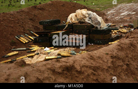 Durante una ricerca di armi a Mosul, Iraq, le forze della coalizione hanno compreso del US Army Forze Speciali e marines dal 26 MEU trovare molti arma memorizza nella cache sui pendii nella parte settentrionale del paese.(USAF foto di SSgt Jerry Morrison)() Foto Stock