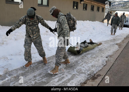 120214-Z-WM549-003 tirando un portatile skid sono Spc. Jan Cabanig, sinistra e PFC. Uriel Gutierrez del 1-160esimo battaglione di fanteria, 79a brigata di fanteria Team di combattimento, California Army National Guard, durante la preparazione per il funzionamento neve rossa 14 Febbraio presso il Marine Corps Mountain Warfare Training Center in Pickel Prati, Calif. (Esercito Guardia Nazionale foto/SPC. Eddie Siguenza.) Foto Stock