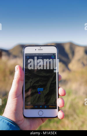 App GPS su iPhone dando escursionismo le direzioni Foto Stock