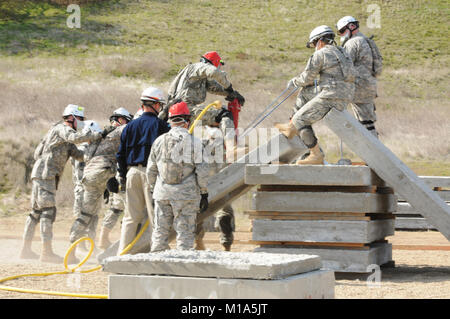 120228-Z-pp889-001 California la Guardia Nazionale di soldati e aviatori dall'ingegnere 235th Azienda e 144Fighter Wing, rispettivamente, lavorare insieme in formazione su un jackhammer Feb. 28 durante la fase di ricerca per indicizzazione della valutazione esterna del quarantanovesimo Polizia Militare della brigata patria Forza di risposta (HRF) in Camp Roberts, Calif. Il 235th e 144strisciando sono a questo punto in preparazione per testare le loro capacità a piena velocità più tardi questa settimana come parte di HRF di risposta ottimizzata per chimica, biologica, radiologica, nucleare e ad alta resa (esplosiva CBRNE) incidenze. La scena fittizia Foto Stock