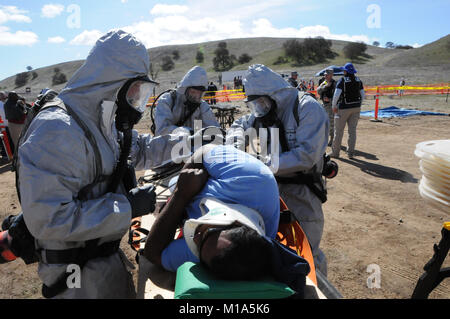 California Esercito Nazionale soldati di guardia e gli avieri dal 270Polizia Militare Company, 49th Polizia Militare brigata, 144Fighter Wing Medical Group e 149Chemical Company pronti durante la fase di esecuzione della valutazione esterna (EXEVAL) del 49esimo patria della Forza di risposta (HRF) a Camp Roberts, Calif. Le unità sono state prove e di essere valutati sulla loro capacità come parte di HRF di risposta ottimizzata per chimica, biologica, radiologica, nucleare e ad alta resa (esplosiva CBRNE) incidenze. (Air National Guard photo/Master Sgt. David Loeffler) Foto Stock