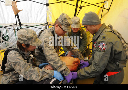 California Esercito Nazionale soldati di guardia e gli avieri dal 270Polizia Militare Company, 49th Polizia Militare brigata, 144Fighter Wing Medical Group e 149Chemical Company pronti durante la fase di esecuzione della valutazione esterna (EXEVAL) del 49esimo patria della Forza di risposta (HRF) a Camp Roberts, Calif. Le unità sono state prove e di essere valutati sulla loro capacità come parte di HRF di risposta ottimizzata per chimica, biologica, radiologica, nucleare e ad alta resa (esplosiva CBRNE) incidenze. (Air National Guard photo/Master Sgt. David Loeffler) Foto Stock