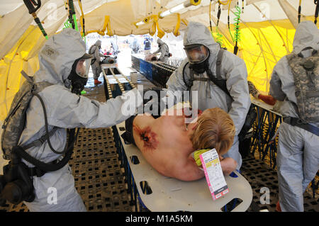 California Esercito Nazionale soldati di guardia e gli avieri dal 270Polizia Militare Company, 49th Polizia Militare brigata, 144Fighter Wing Medical Group e 149Chemical Company pronti durante la fase di esecuzione della valutazione esterna (EXEVAL) del 49esimo patria della Forza di risposta (HRF) a Camp Roberts, Calif. Le unità sono state prove e di essere valutati sulla loro capacità come parte di HRF di risposta ottimizzata per chimica, biologica, radiologica, nucleare e ad alta resa (esplosiva CBRNE) incidenze. (Air National Guard photo/Master Sgt. David Loeffler) Foto Stock