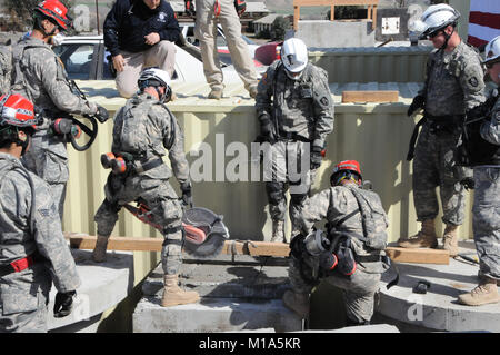 California Esercito Nazionale soldati di guardia e gli avieri dal 270Polizia Militare Company, 49th Polizia Militare brigata, 144Fighter Wing Medical Group e 149Chemical Company pronti durante la fase di esecuzione della valutazione esterna (EXEVAL) del 49esimo patria della Forza di risposta (HRF) a Camp Roberts, Calif. Le unità sono state prove e di essere valutati sulla loro capacità come parte di HRF di risposta ottimizzata per chimica, biologica, radiologica, nucleare e ad alta resa (esplosiva CBRNE) incidenze. (Air National Guard photo/Master Sgt. David Loeffler) Foto Stock