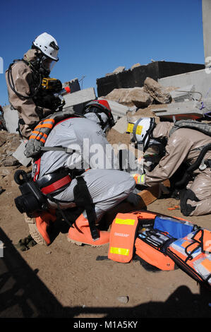 California Esercito Nazionale soldati di guardia e gli avieri dal 270Polizia Militare Company, 49th Polizia Militare brigata, 144Fighter Wing Medical Group e 149Chemical Company pronti durante la fase di esecuzione della valutazione esterna (EXEVAL) del 49esimo patria della Forza di risposta (HRF) a Camp Roberts, Calif. Le unità sono state prove e di essere valutati sulla loro capacità come parte di HRF di risposta ottimizzata per chimica, biologica, radiologica, nucleare e ad alta resa (esplosiva CBRNE) incidenze. (Air National Guard photo/Master Sgt. David Loeffler) Foto Stock