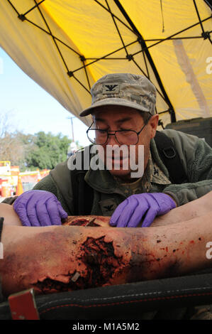 California Esercito Nazionale soldati di guardia e gli avieri dal 270Polizia Militare Company, 49th Polizia Militare brigata, 144Fighter Wing Medical Group e 149Chemical Company pronti durante la fase di esecuzione della valutazione esterna (EXEVAL) del 49esimo patria della Forza di risposta (HRF) a Camp Roberts, Calif. Le unità sono state prove e di essere valutati sulla loro capacità come parte di HRF di risposta ottimizzata per chimica, biologica, radiologica, nucleare e ad alta resa (esplosiva CBRNE) incidenze. (Air National Guard photo/Master Sgt. David Loeffler) Foto Stock