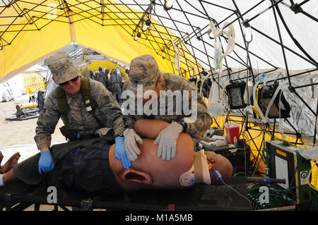 California Esercito Nazionale soldati di guardia e gli avieri dal 270Polizia Militare Company, 49th Polizia Militare brigata, 144Fighter Wing Medical Group e 149Chemical Company pronti durante la fase di esecuzione della valutazione esterna (EXEVAL) del 49esimo patria della Forza di risposta (HRF) a Camp Roberts, Calif. Le unità sono state prove e di essere valutati sulla loro capacità come parte di HRF di risposta ottimizzata per chimica, biologica, radiologica, nucleare e ad alta resa (esplosiva CBRNE) incidenze. (Air National Guard photo/Master Sgt. David Loeffler) Foto Stock