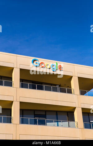 Google Accedi e logo su Google center building a Irvine California USA Foto Stock