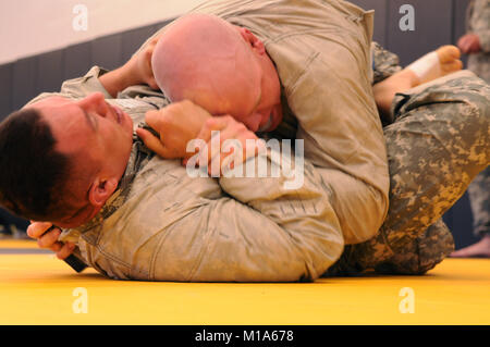 Il personale Sgt. Eugene Patton (top), Colorado Esercito Nazionale Guardia, cimenta con Sgt. 1. Classe Maurice Gomez, Messico Nuovo Esercito Nazionale Guardia, durante la loro combatives bout nel 2012 Regione VII guerriero migliore concorrenza a Camp San Luis Obispo, California, 25 aprile. L'evento combatives sfidato i concorrenti a presentare il loro avversario entro 6 minuti utilizzando un autorizzato in attesa o vincere con la maggioranza dei punti acquisita per tutta la partita usando vari si muove. (Esercito Guardia Nazionale foto/SPC. Concessione Larson) Foto Stock