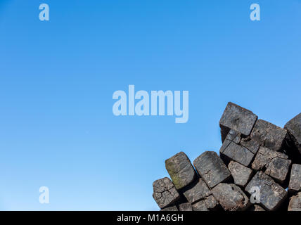 Pila di ferrovia strada cravatte contro un brillant blue sky Foto Stock