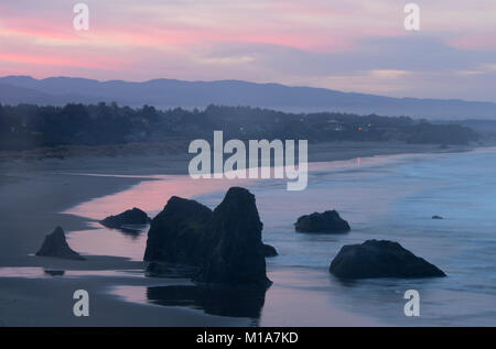 Tramonto sulla spiaggia di Bandon, Oregon Foto Stock