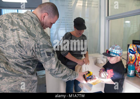 SrA Thomas Thornburg della 163d Ala di ricognizione, 163d Manutenzione aeromobili squadrone, offre giocattoli per i bambini che sono i pazienti all'Università di Loma Linda ospedale per bambini, Dic 14, 2012. Il aviatori dal California Air National Guard sono state sperando di poter visitare e illuminare la giornata dei bambini con doni come i bambini ricevono la cura al paziente in uscita centro in cui essi hanno spesso a visitare un paio di volte a settimana.(Air National Guard photo/Master Sgt. Julie Avey) Foto Stock