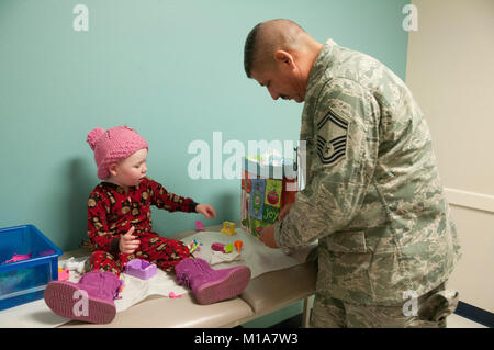 Senior Master Sgt. Daniel Rosales del 163d Ala di ricognizione, 163d GRUPPO MANUTENZIONE, offre giocattoli per i bambini che sono i pazienti all'Università di Loma Linda ospedale per bambini. Il aviatori dal California Air National Guard sono state sperando di poter visitare e illuminare la giornata dei bambini con doni come i bambini ricevono la cura al paziente in uscita centro in cui essi hanno spesso a visitare un paio di volte a settimana.(Air National Guard photo/Master Sgt. Julie Avey) Foto Stock