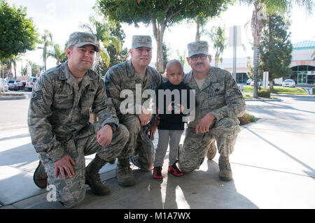 Tech Sgt. Christopher Bromm, SrA Thomas Thronsburg, e Senior Master Sgt. Daniel Rosales del 163d Ala di ricognizione, 163d Manutenzione aeromobili squadrone, (da sinistra a destra), consegnare i giocattoli per l'Ospedale per bambini a Loma Linda, Dic 14, 2012. Il California Air National Guard aviatori sono stati invitati a prendere una foto da questo giovane uomo così come sono state lasciando.I MEMBRI DELLA 163d Ala di ricognizione, 163d GRUPPO MANUTENZIONE, consegnare i giocattoli per bambini che sono i pazienti all'Università di Loma Linda ospedale per bambini. Il aviatori dal California Air National Guard sono state sperando di visita e di illuminare il c Foto Stock