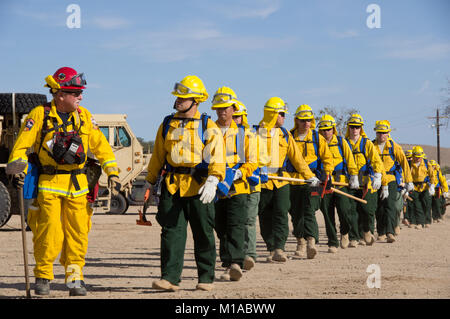 Fire mani allineando e apprendimento marching comandi da un CAL FIRE capitano. Camp Roberts, Calif. Agosto 04 (U.S. Esercito nazionale Guard photo/ Spc. Sigmund Rakiec/ rilasciato) Foto Stock