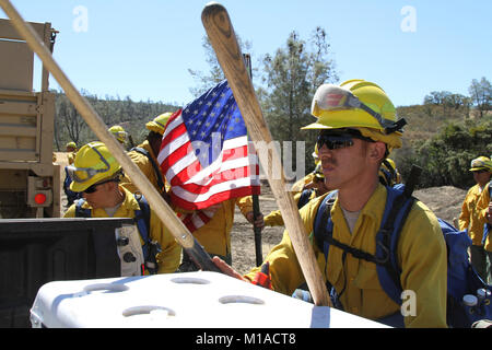 Un membro di equipaggio 09, Task Force Charlie, California Army National Guard, riceve il suo strumento di lotta agli incendi prima di salire una collina agosto 14 vicino Clearlake, California, per eseguire mop fino funzioni durante il fuoco di Gerusalemme nel nord della California. (U.S. Esercito nazionale Guard foto/Staff Sgt. Eddie Siguenza.) Foto Stock