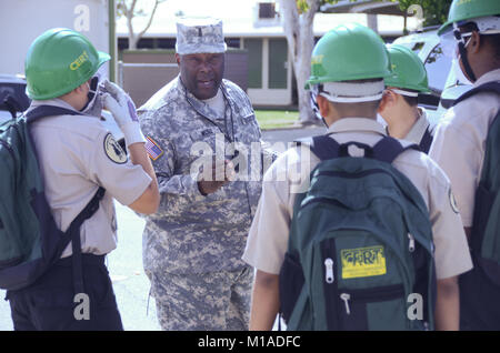 Più di 200 membri della California Cadet Corps da 16 scuole ha viaggiato per la California Istituto Militare (CMI) in Perris, California, Sabato per quest'anno accademico di stato, atletico, precisione di tiro, Community Emergency Response Team (CERT) la concorrenza. Attualmente in più di 50 elementari, scuole medie e superiori in tutto lo stato e comprendente 5.000 cadetti, il Cadet Corps sviluppa giovani con abilità di leadership e la disciplina che eseguire bene dal punto di vista accademico e servire le loro comunità. Qui il team CERT da CMI riceve le istruzioni prima di uscire per assistere i pazienti con simul Foto Stock