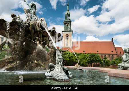 Fontana di Nettuno davanti alla Santa Maria la Chiesa di Berlino Foto Stock