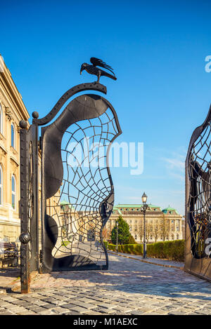 Ornato cancello di ferro con raven sul Castello di Buda motivi. Budapest, Ungheria Foto Stock