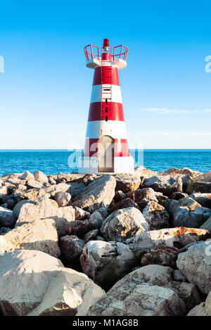 Faro nel porto di pescatori di Quarteira, Portogallo. Immagine dai toni Foto Stock