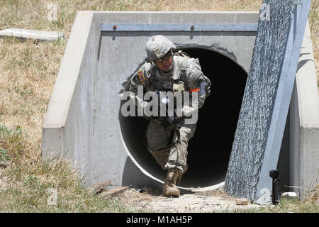 Guam Esercito Nazionale Guardsman Sgt. Giacobbe T. Penaflor esce da un tunnel durante il Maggio 16 mistero evento del 2017 la Guardia Nazionale Ufficio di Presidenza Regione 7 guerriero migliore concorrenza a Camp San Luis Obispo San Luis Obispo, California. (U.S. Esercito nazionale Guard foto/Staff Sgt. Eddie Siguenza.) Foto Stock